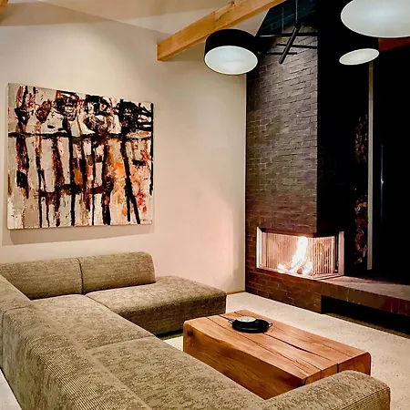 Stylish Design Retreat Near The Holiday home