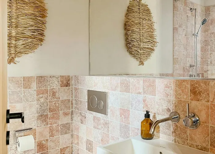 Дом отдыха Stylish Design Retreat Near The *